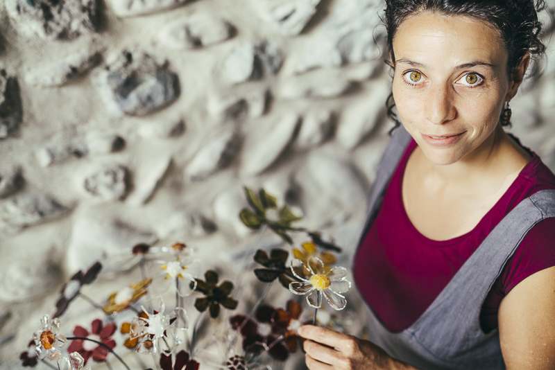 Amandine Serrán ,atelier, fleur en verre